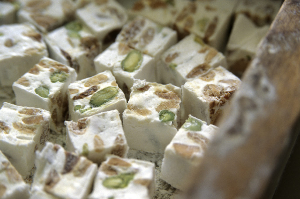 Croquer le nougat de Montélimar - Bienvenue en Drôme provençale, Montélimar tourisme