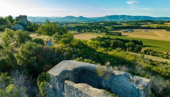 Les ruines du château fortifié et la table d’orientation_La Bâtie-Rolland